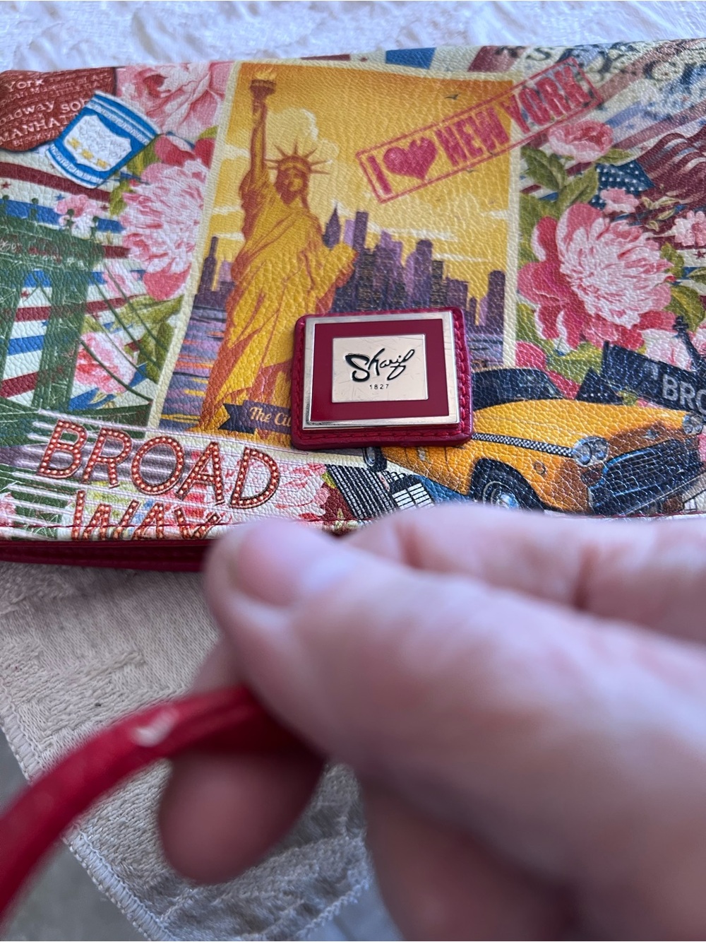 VTG Sharif Multicolor New York Collage Crossbody Bag with Red Trim - Picture 8 of 9
